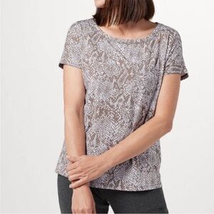 AnyBody Smokey Taupe Cozy Knit Snake Print Tee Size Medium